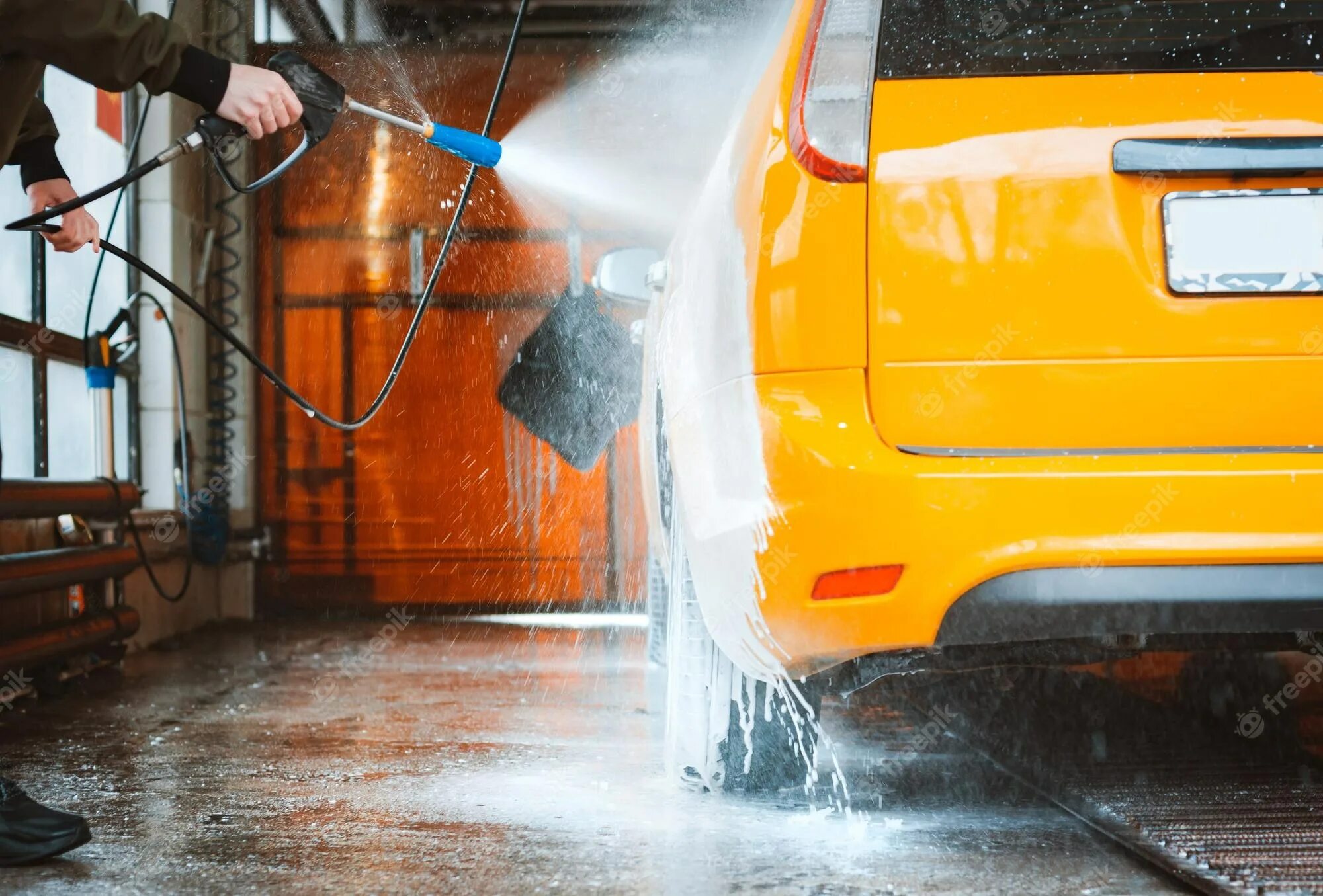 Как мыть бесконтактной мойкой. Автомойка. Car Wash автомойка. Пена мойка желтой машины. Автомойка желтая машина.