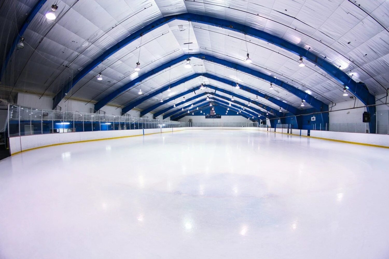 Стадион лед. Ледовая Арена Ice Rink. Крытый хоккейный корт «хоккей-Арена». Ледовая Арена (каток ) Ice Rink. Ice Rink каток Новорижское шоссе.