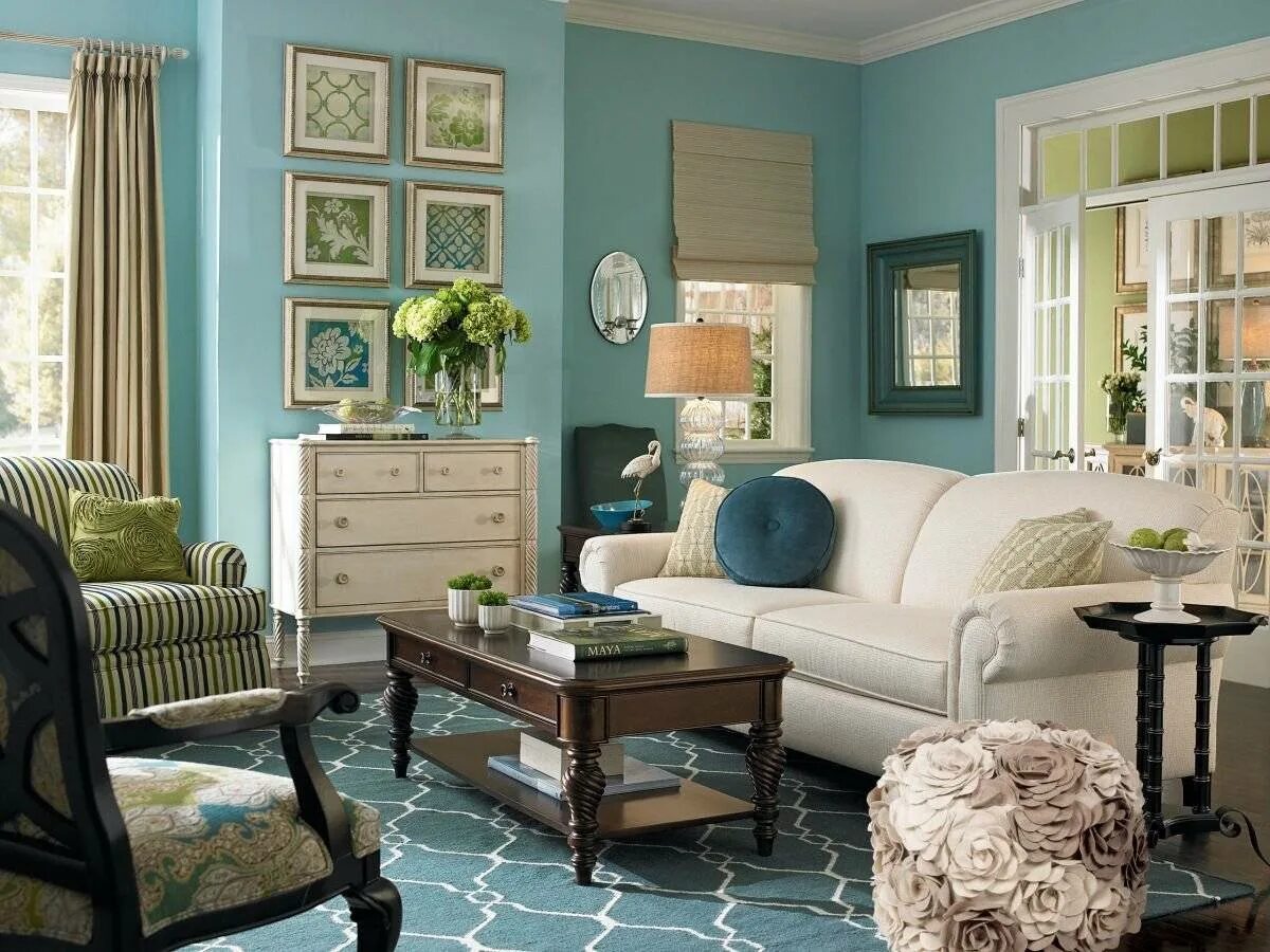 Сочетание цвета мебели в стенами. Бирюзовые стены в интерьере. Бирюзовые стены в интерьере гостиной. Оттенки зеленого в интерьере. Голубые стены в интерьере.