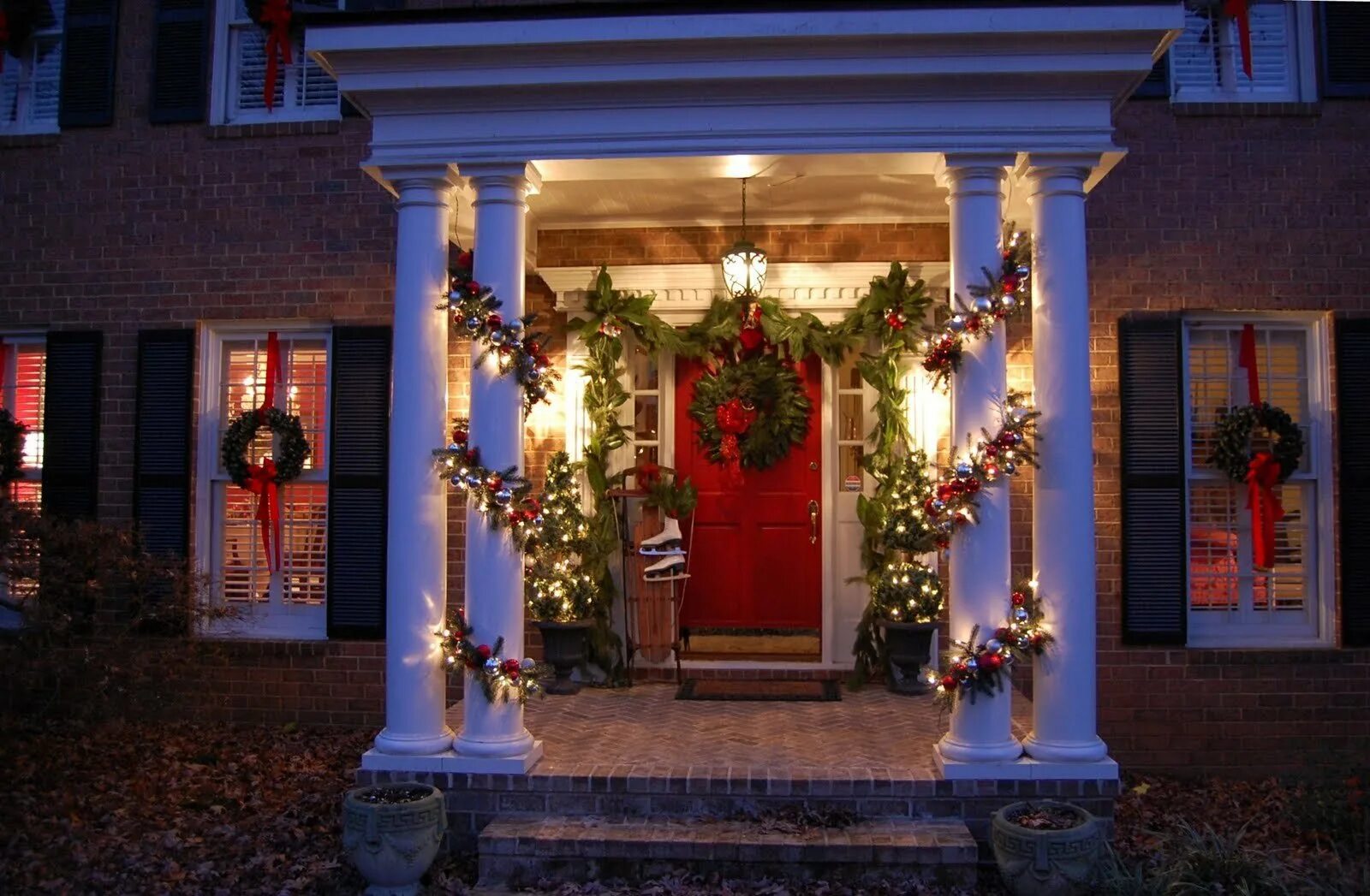 Украшение фасада дома. Украсить дом к новому году. Рождественские украшения для дома. Новогоднее украшение дома с улицы. Украшение дома цена