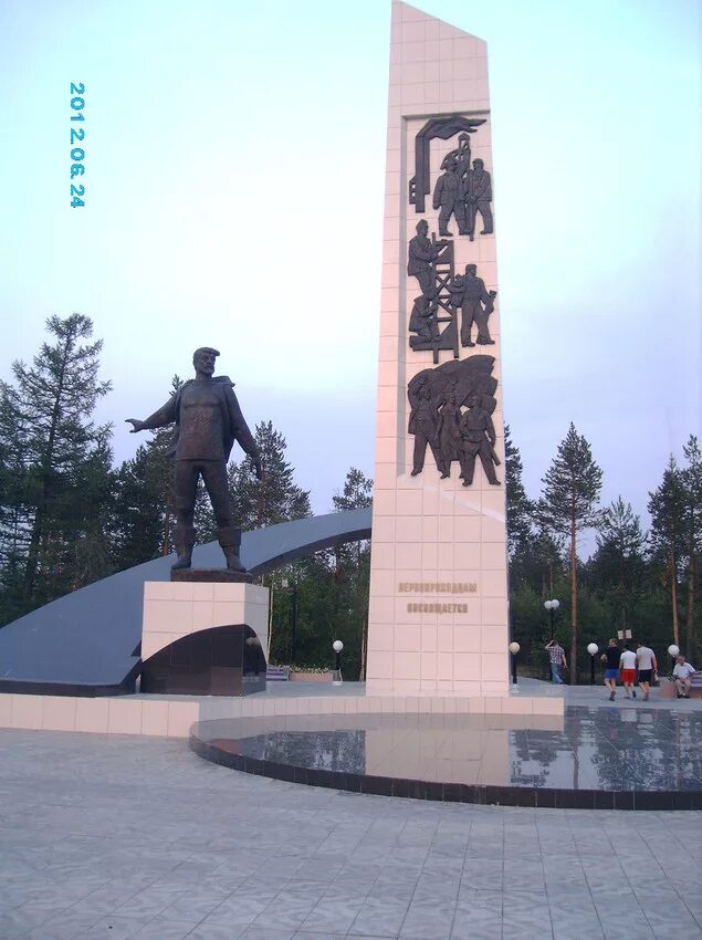 Губкинский памятник. Памятники губкинский город. Памятники в губкинском. Площадь воинской славы губкинский. Памятник первооткрывателям губкинский.