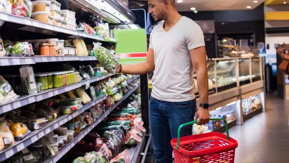 That is car in the shop. Человек с продуктами. Люди в супермаркете. Мужчина в супермаркете. Парень в супермаркете.