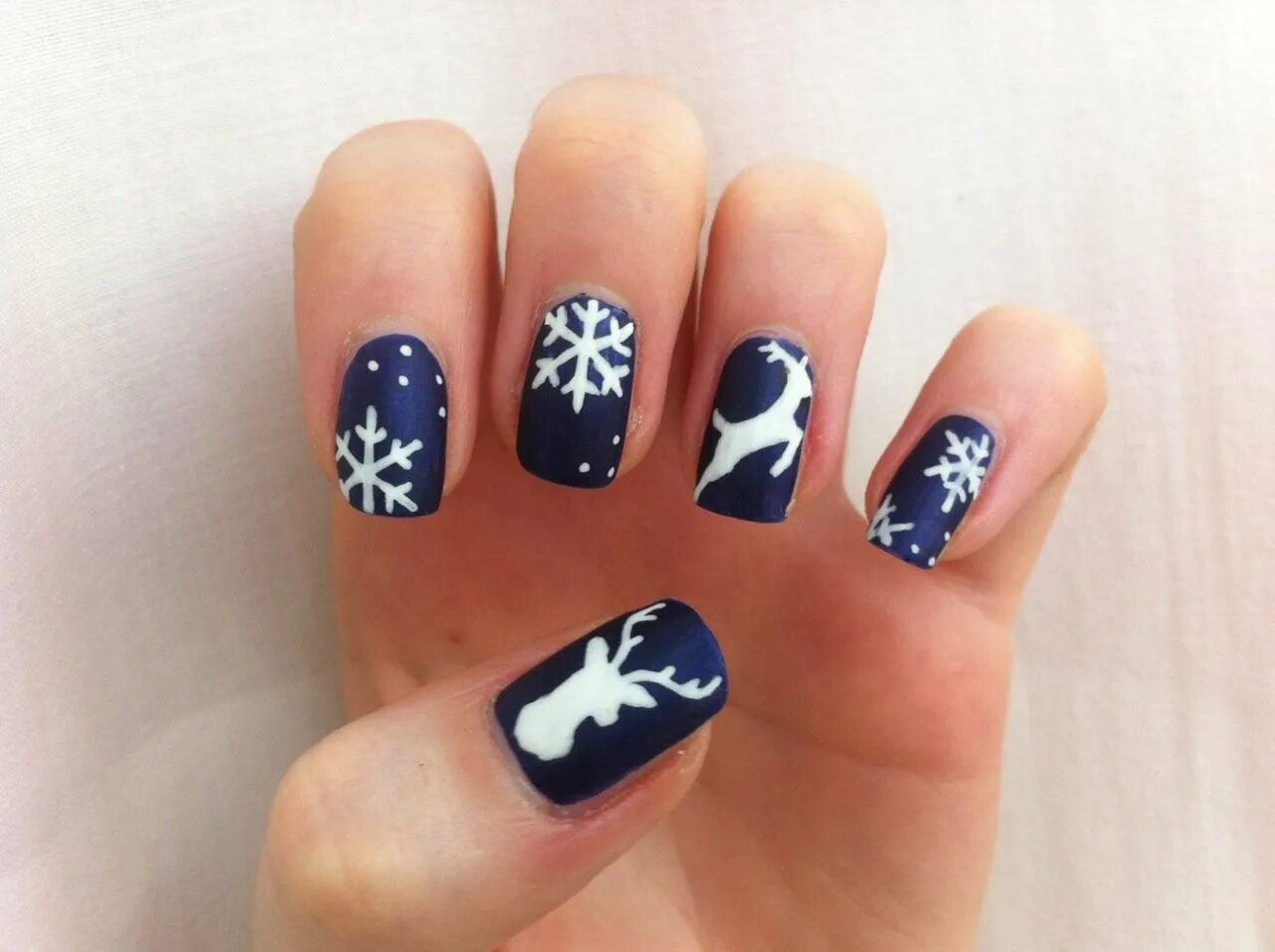 новогодний маникюр подростку. новогодний маникюр для подростков. новогодний маникюр для детей. новогодний маникюр на короткие ногти для подростков. красивый маникюр на новый год для детей.