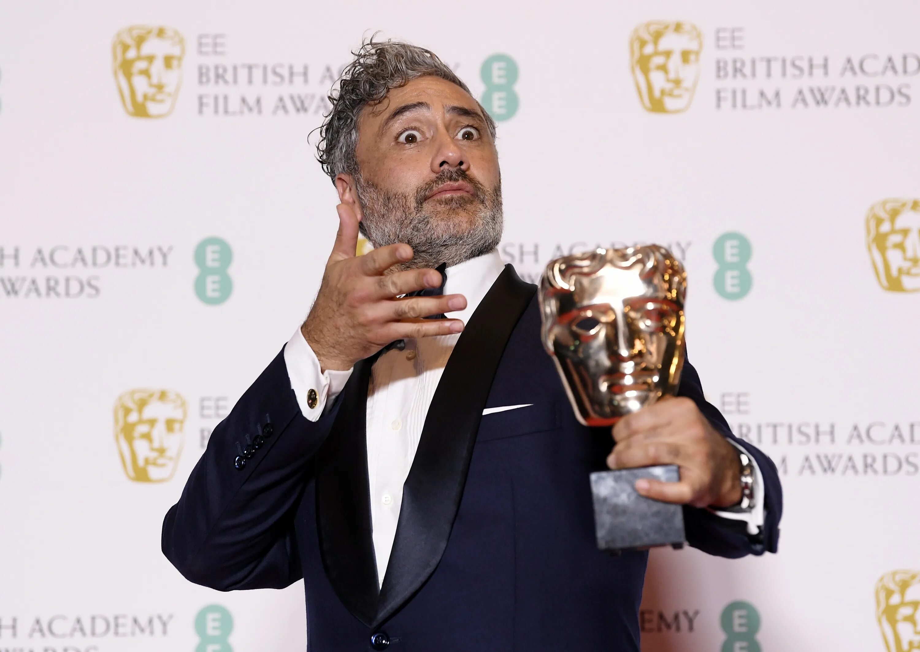 Самый красивый писатель 2020. Расселл и холли дэвис. Премия bafta за лучший оригинальный сценарий. Премия bafta за лучший оригинальный сценарий. Энди серкис бафта.