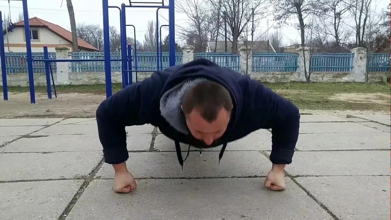 Отжимания на кулаках что дают. Отжимания на кулаках. правильное отжимание на кулаках. отжиматься на кулаках. отжимания от пола на кулаках.