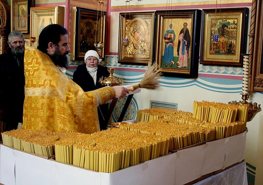 Освещение свечей в церкви на сретение. Чин освящения свечей на сретение господне. Освещение свечей в церкви на сретение. Освящение сретенских свечей в храме. Горненский монастырь сретение 15 февраля.