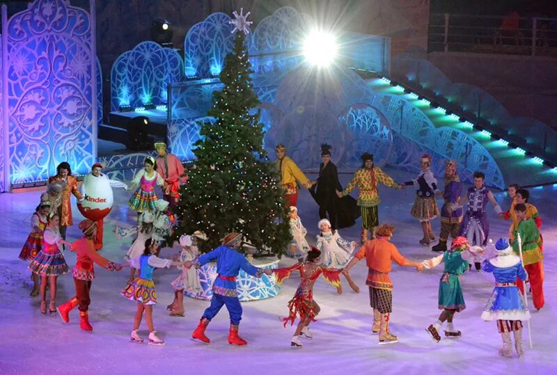 новогодние картинки для детей. новогодняя инсталляция. дети вокруг елки. хоровод вокруг елки. новогодний утренник в детском саду.