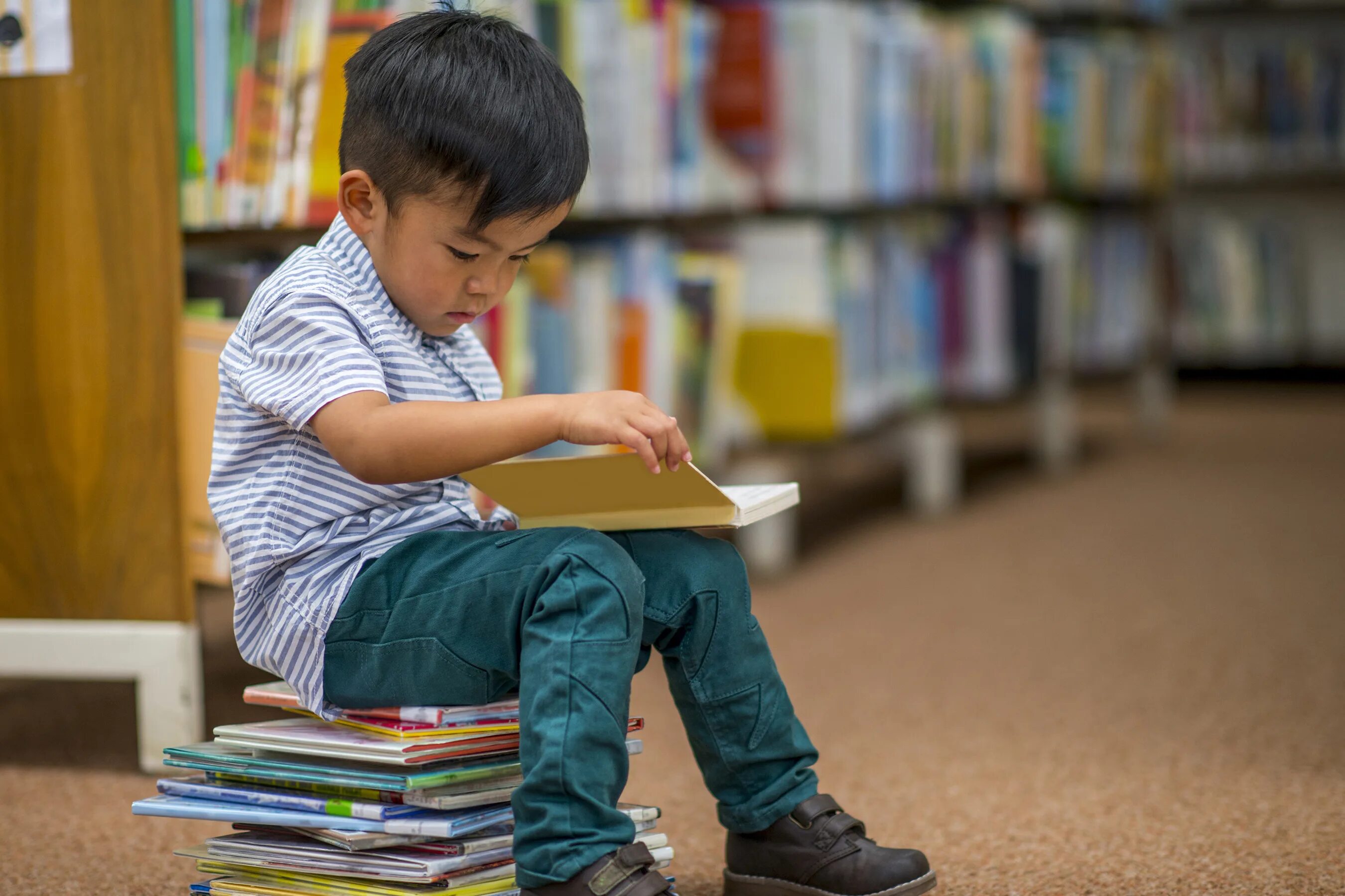 Preparing for reading. Книжки для детей. Книги для детей. Мальчик с книжкой. Дети казахи с книгами.