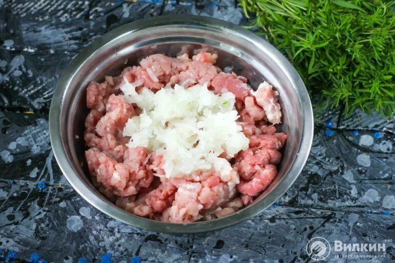 Что добавляют в мясной фарш для котлет. Фарш для котлет. фарш для биточков. фарш с луком. что добавить в фарш для котлет.