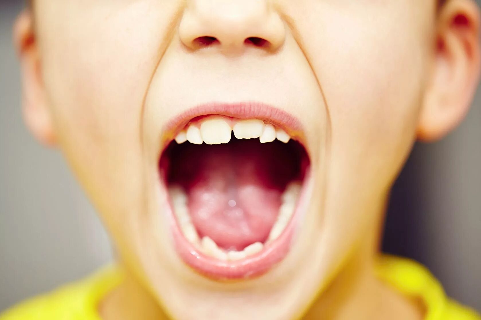 Ребенок год скрежет зубами. Дети открытый рот. Красивые зубы у детей. Подросток с открытым ртом.