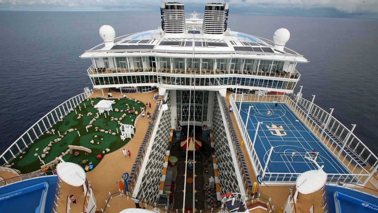 Круизный лайнер Oasis of the Seas. Роял Карибиан Оазис лайнер. Самый большой круизный лайнер в мире Оазис морей. Круизный корабль "Allure of the Seas". Огромные пароходы