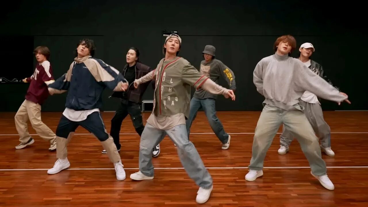 Bts practice. РАН БТС танец. БТС дэнс Практик. Run BTS Dance Practice 2022. Run BTS дэнс практика.