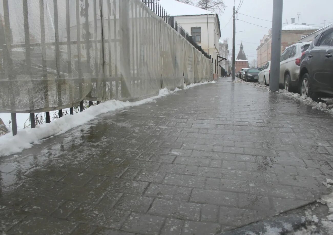 Снежный ливень. Гололедица. Снег и гололедица. Тротуар, зимняя слякоть, перекрёсток.