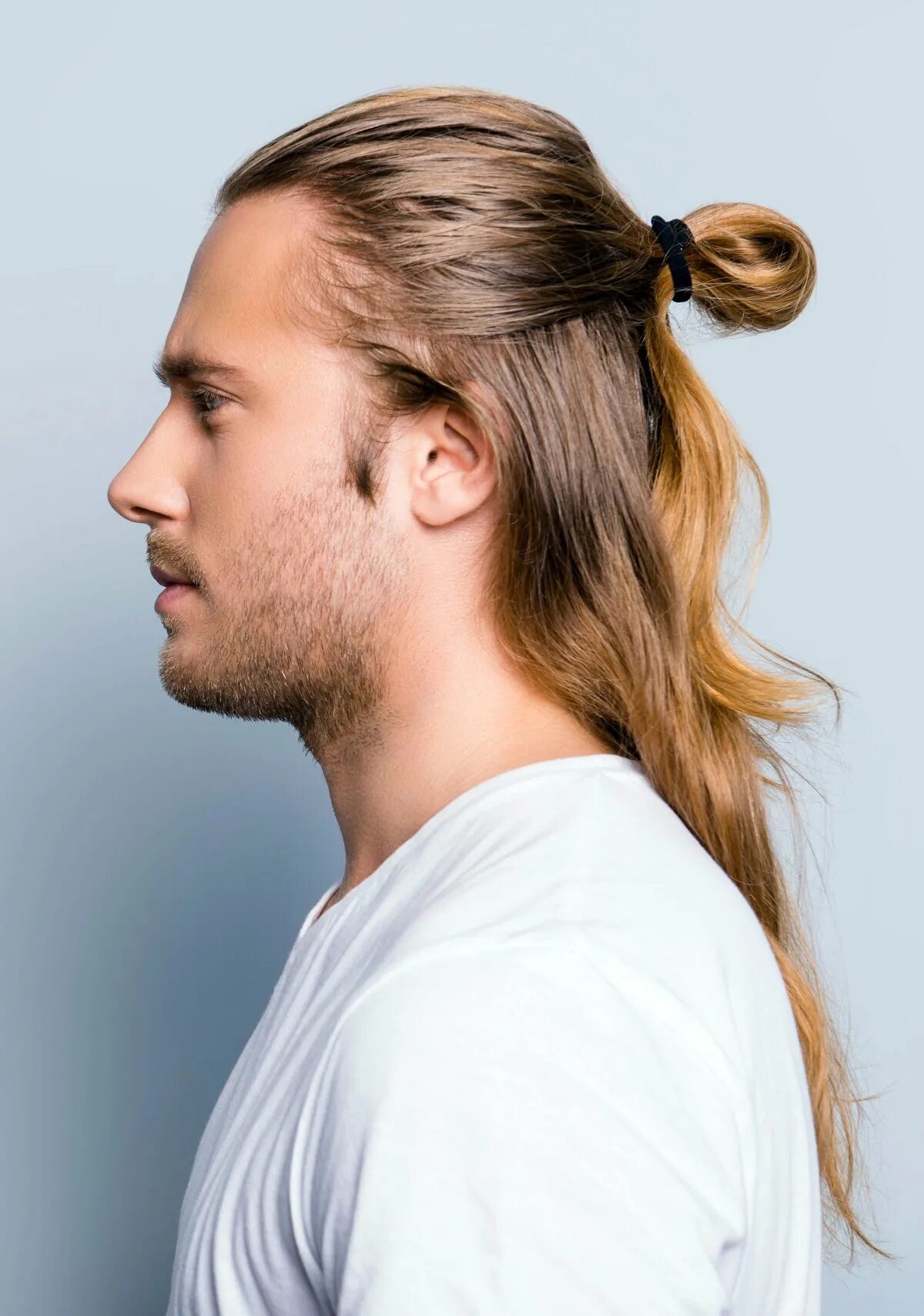 Man bun прическа. Хвост в мужском роде. Прическа ман бун. Прическа ман бун. Хвост для белочки.