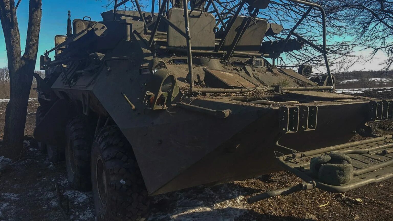 Разбитый украинский танк. Бтр-4 трофейный. Р-149 бмр кушетка-б. V на военной технике. Трофей украинская техника.
