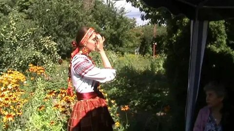 В саду девица гуляла песня