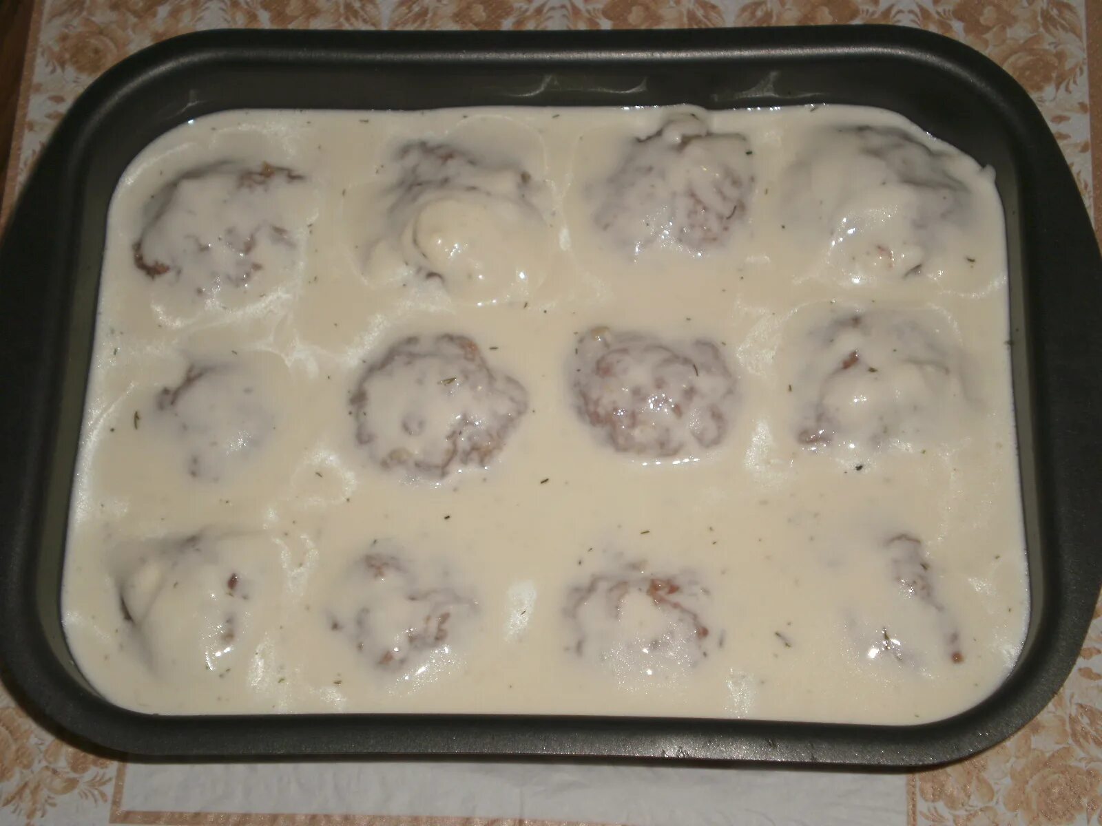 биточки в сметанном соусе в духовке. биточки под сырной корочкой. куриные котлеты в сметанном соусе. куриные котлеты в сметанном соусе в духовке. куриные котлеты в сливочном соусе.