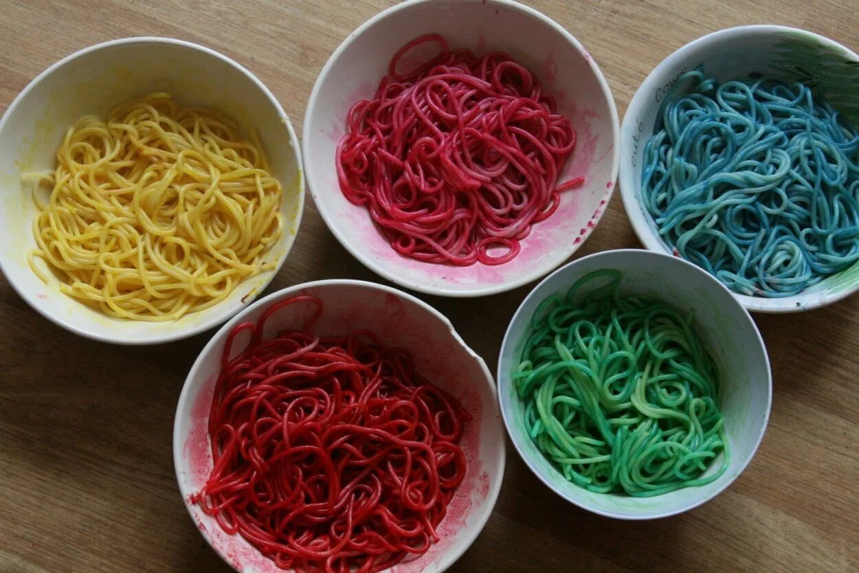 Салат голубая лагуна. Китайская лапша голубого цвета. Китайская лапша в упаковке. Голубая лапша. Креветки в пакете.