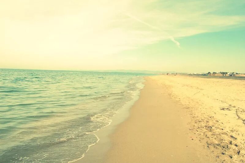 женщина на море. море, чайки. море. никогда не кончается море. как заканчивается море.