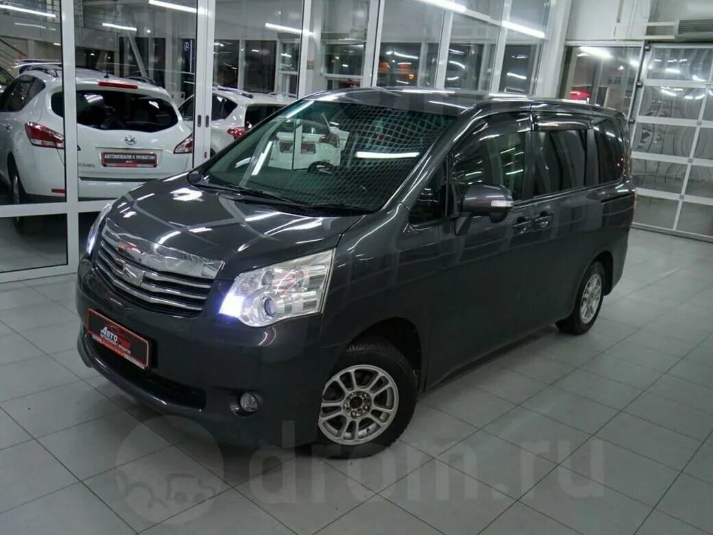 тойота ноах r 70. Toyota noah 2010. Toyota noah. тойота ноах 2010 год. тойота ноах 2010 серый цвет.