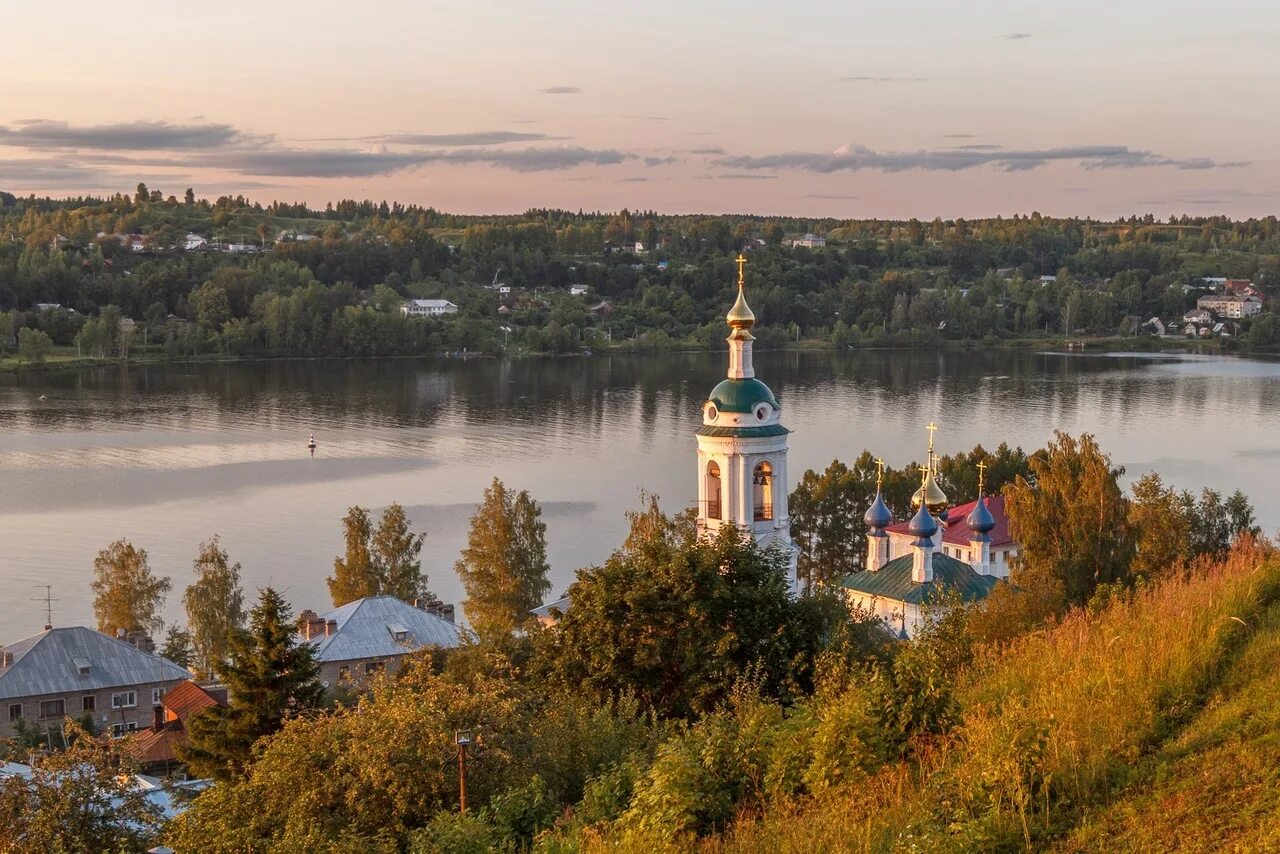 Городок на волге. Плесс Волга Ивановская область. Город Плес Ивановской области. Плёс на Волге город. Городок Плес на Волге.