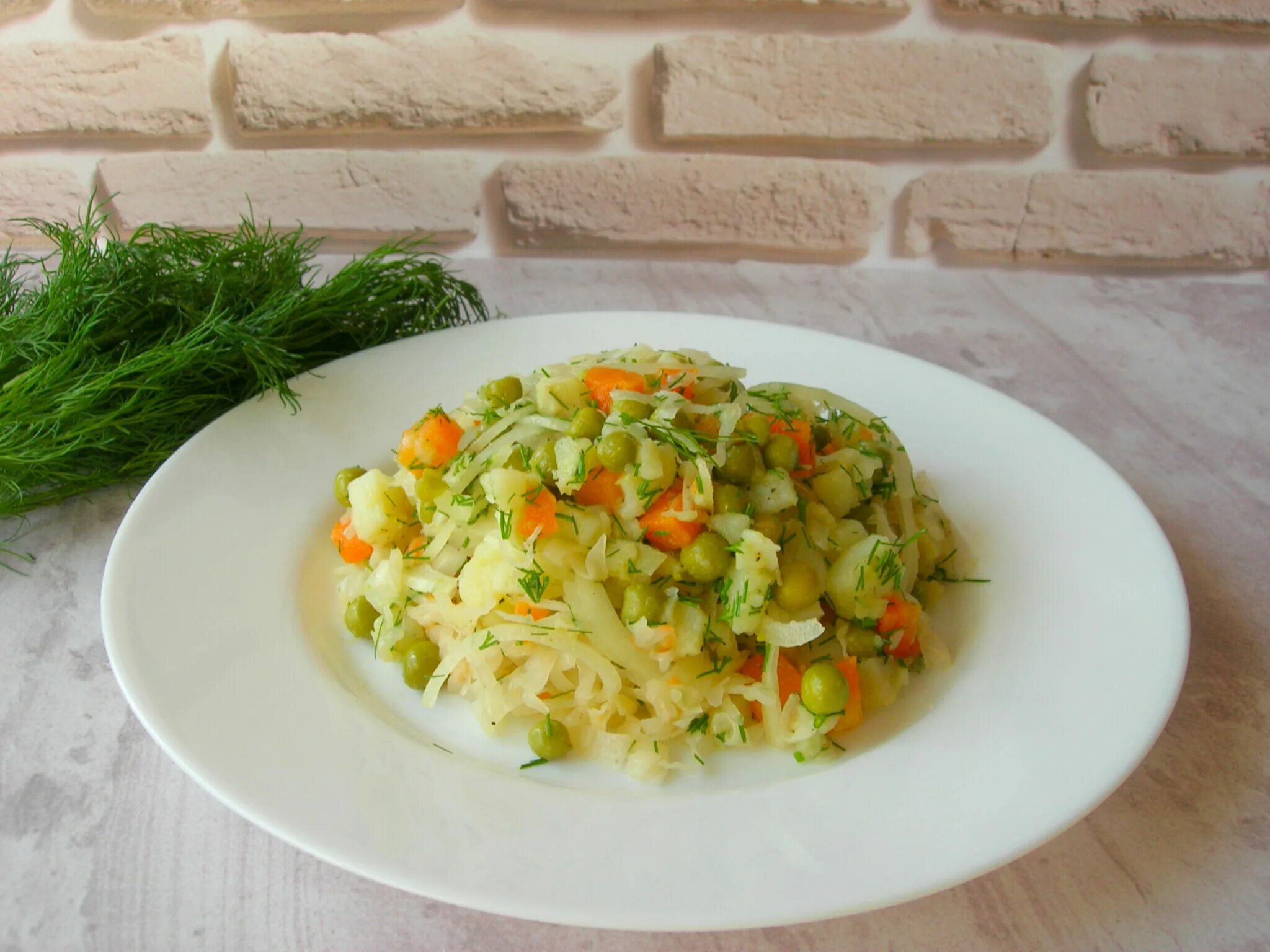 Рецепт капуста картошка морковь. Картофельный салат с квашеной капустой. Салат с квашеной капустой и горошком. Салат из квашенной капусты и картофеля. Салат из квашеной капусты с картошкой и зеленым горошком.