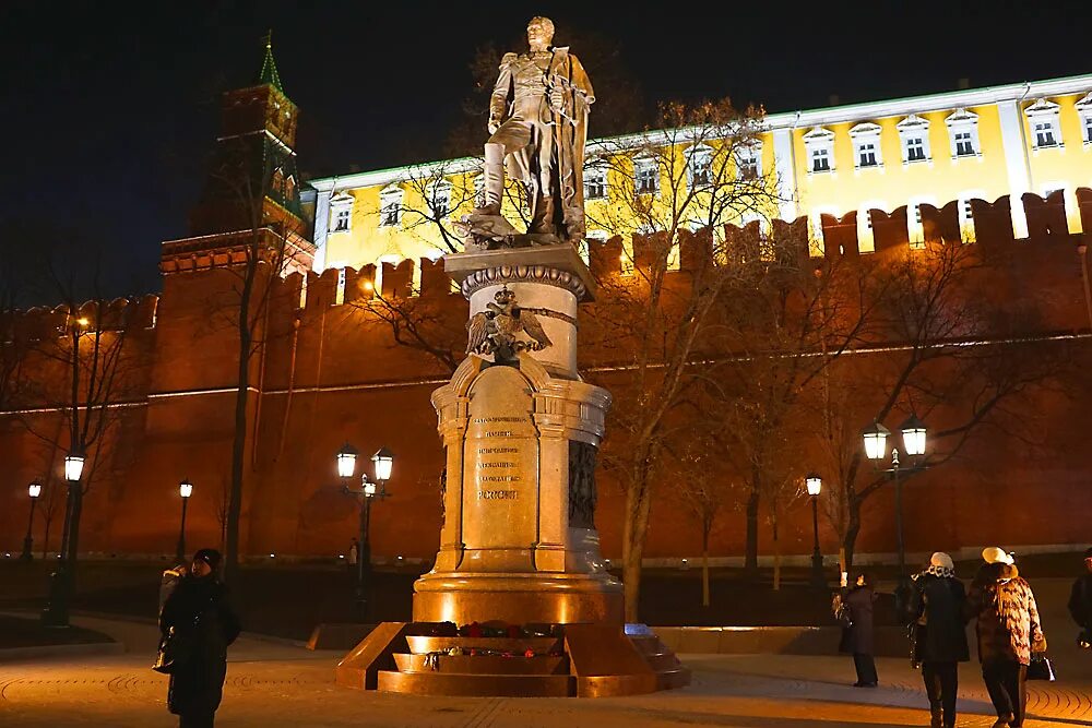 Памятник александру первому. Памятник Александру первому в Москве. Памятник Александру первому в Александровском саду.