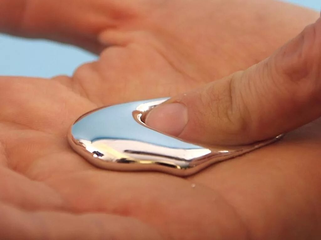 Металл галлий плавится. Металлы плавящиеся при комнатной температуре. Метал коговый плавиться в руке. Галлий / gallium (ga). Плавление галлия.