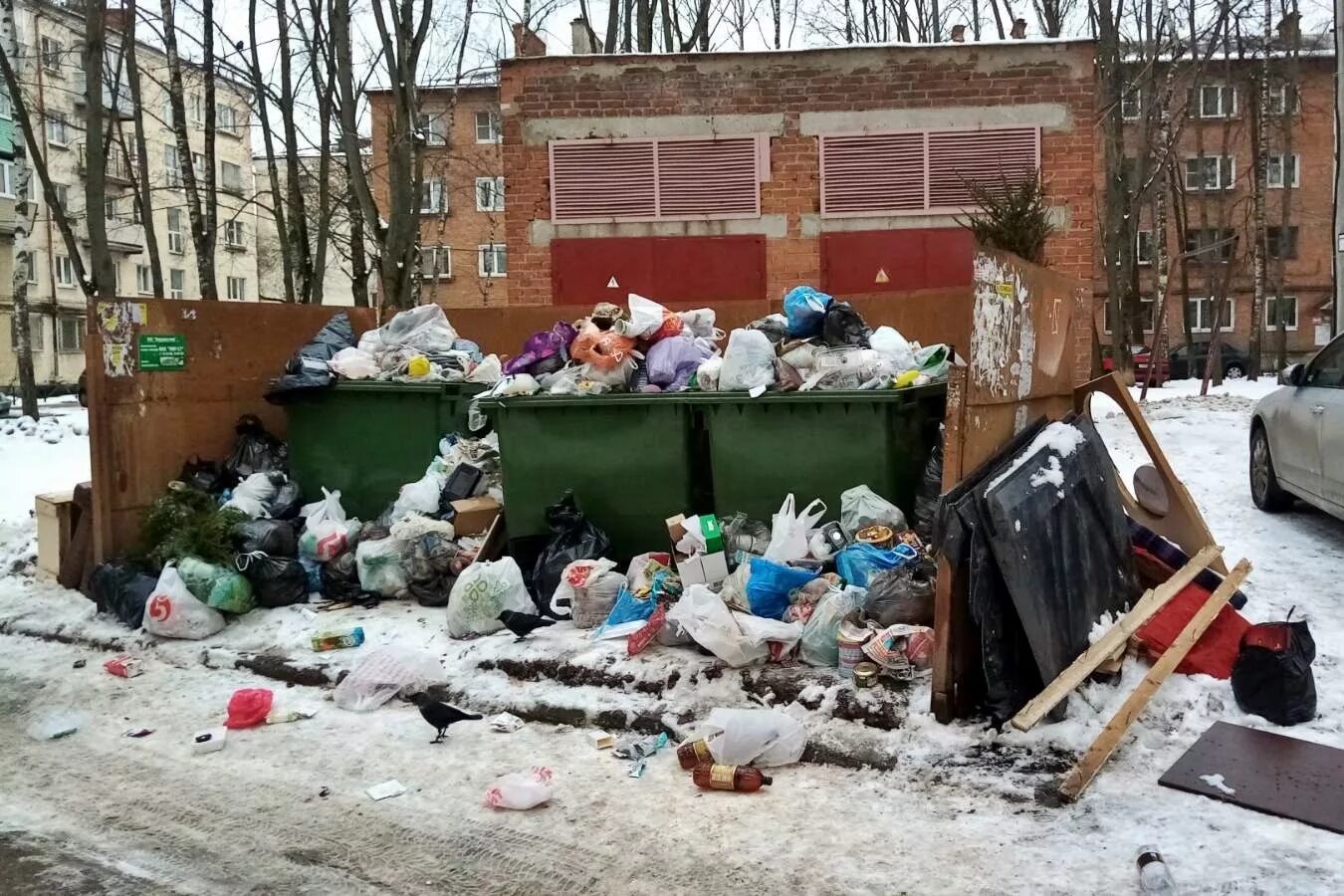 Мусорный бак во дворе. Помойка во дворе. Мусорка за домом.