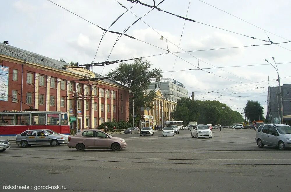 стела штыки на площади сибиряков-гвардейцев. пл сибиряков гвардейцев стелла новосибирск. площадь сибиряков гвардейцев новосибирск. кировский район новосибирска площадь сибиряков гвардейцев. площадь сибиряков гвардейцев новосибирск.