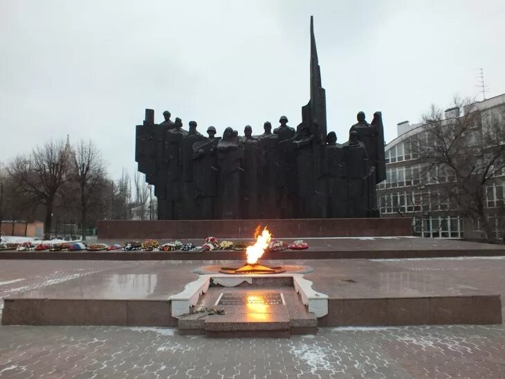 Какие есть военные памятники. Памятник на площади Победы Воронеж. Мемориальный комплекс площадь Победы Воронеж. Площадь Победы Воронеж ВОВ. Памятники Воронеж Великой Отечественной войны 1941-1945.