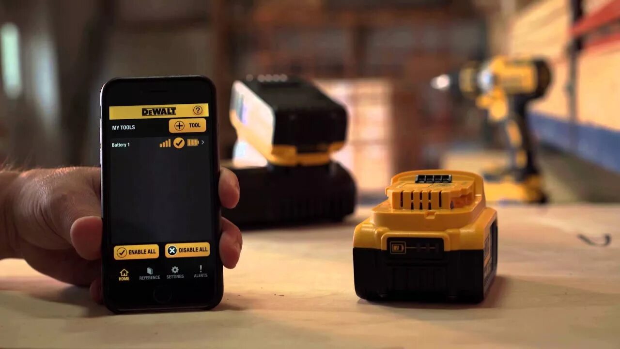 Connect tool. Tool connect DEWALT адаптер. DEWALT TV. Блютуз кнопка девольт Tool connect. Tool connect Chip.