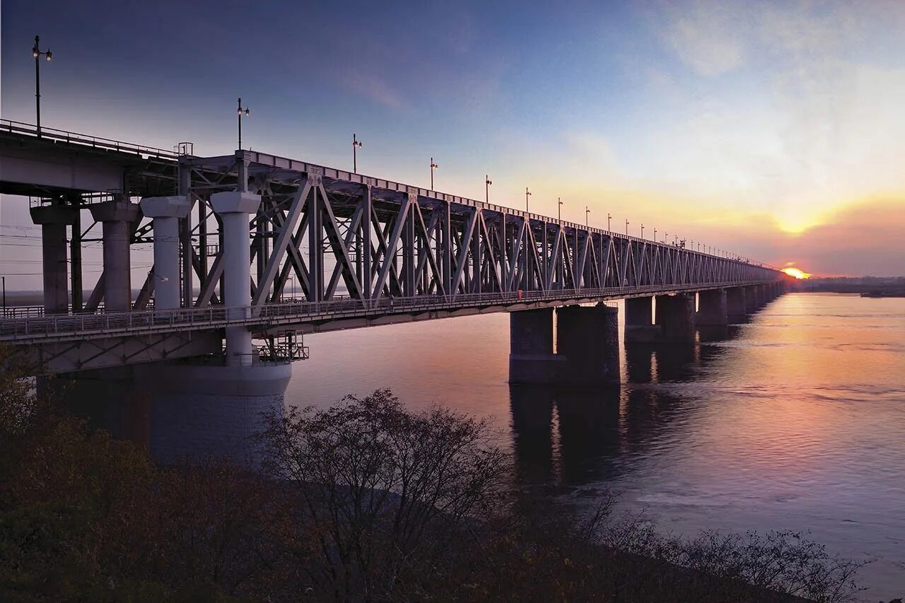 Мост хабаровск. Мост через амур в хабаровске. Царский амурский мост хабаровск. Река амур мост хабаровск. Амурский мост в хабаровске.