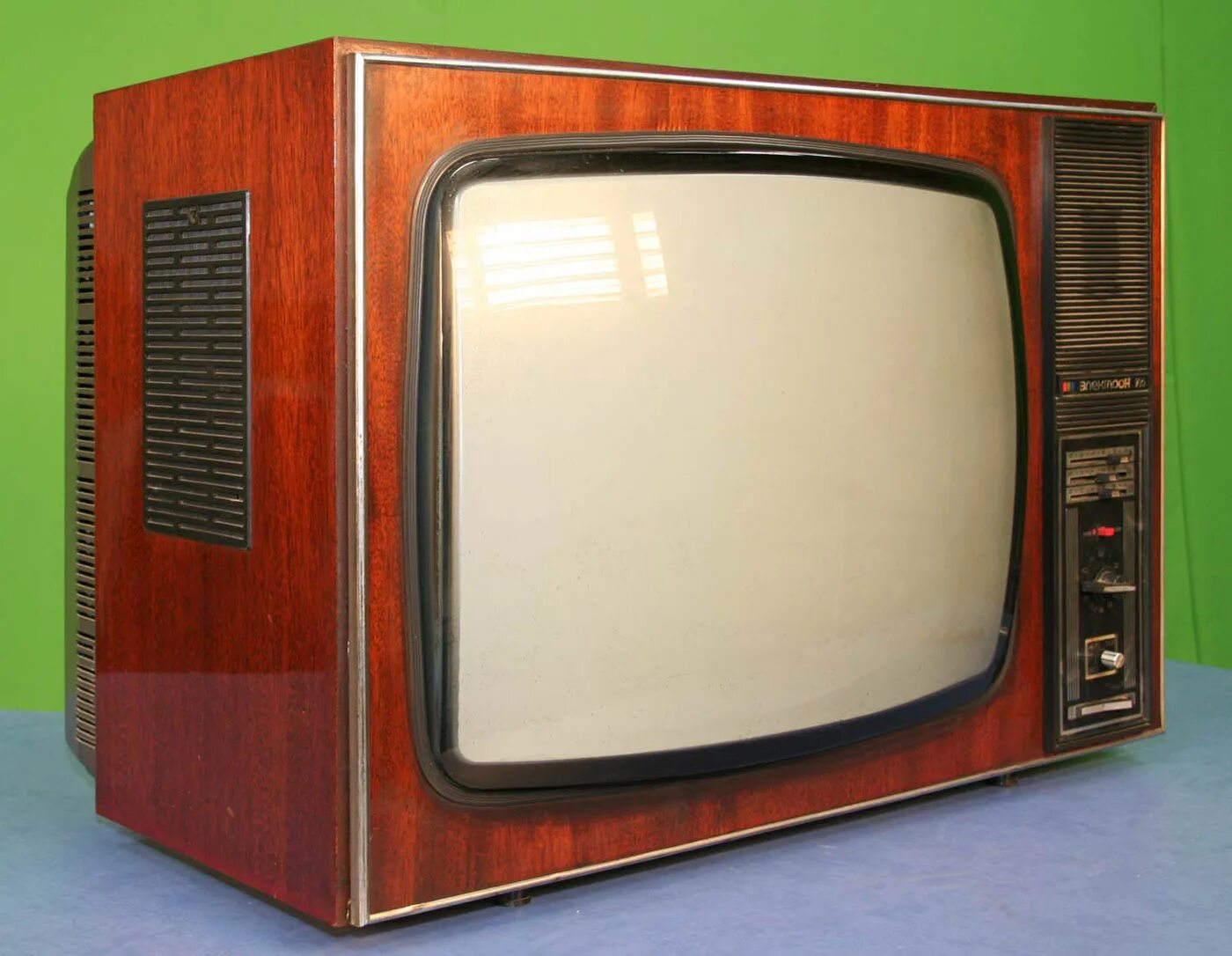 Телевизор рубин купить. Цветной телевизор электрон 716. Телевизор Рубин 718. Цветной телевизор электрон 718. Цветной телевизор Радуга 716д.