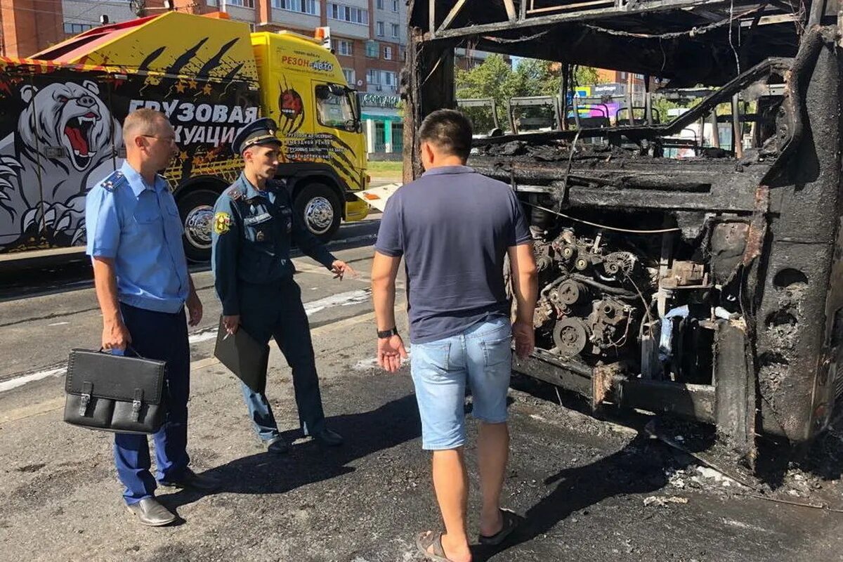 17 августа чебоксары. Сгорел автобус чебоксары. происшествие в чебоксарах вчера. пожарный автобус.