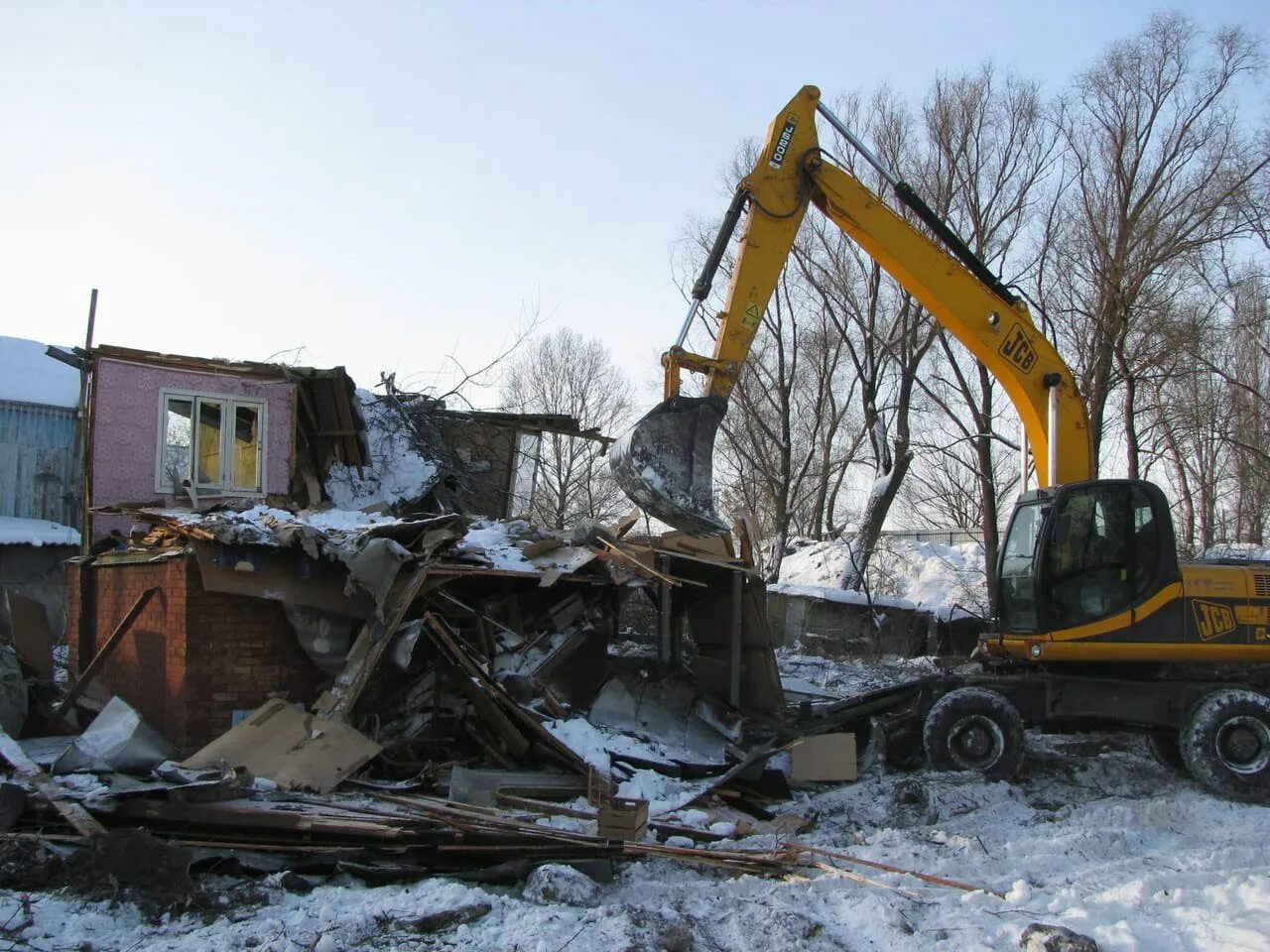 Снос домов в московской области. Демонтаж здания экскаватором. Демонтаж домов. Демонтаж построек. Демонтаж старых зданий и сооружений.