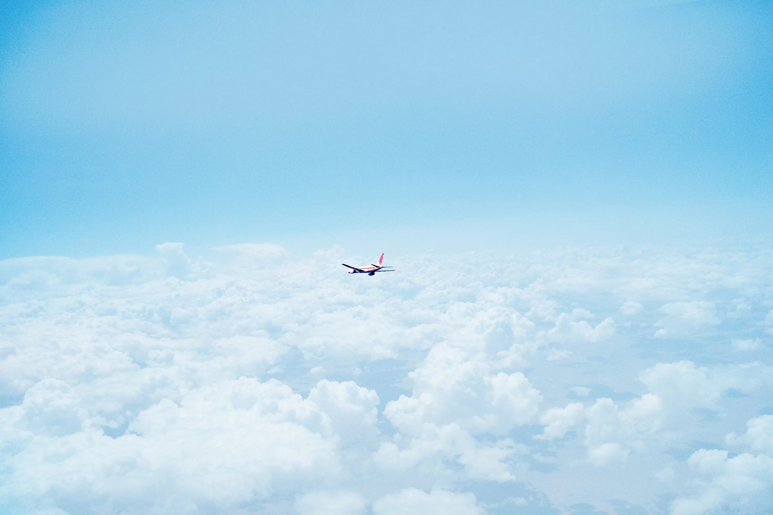 Самолет в небе. Самолет в облаках. Небо облака самолет. Фон самолет.