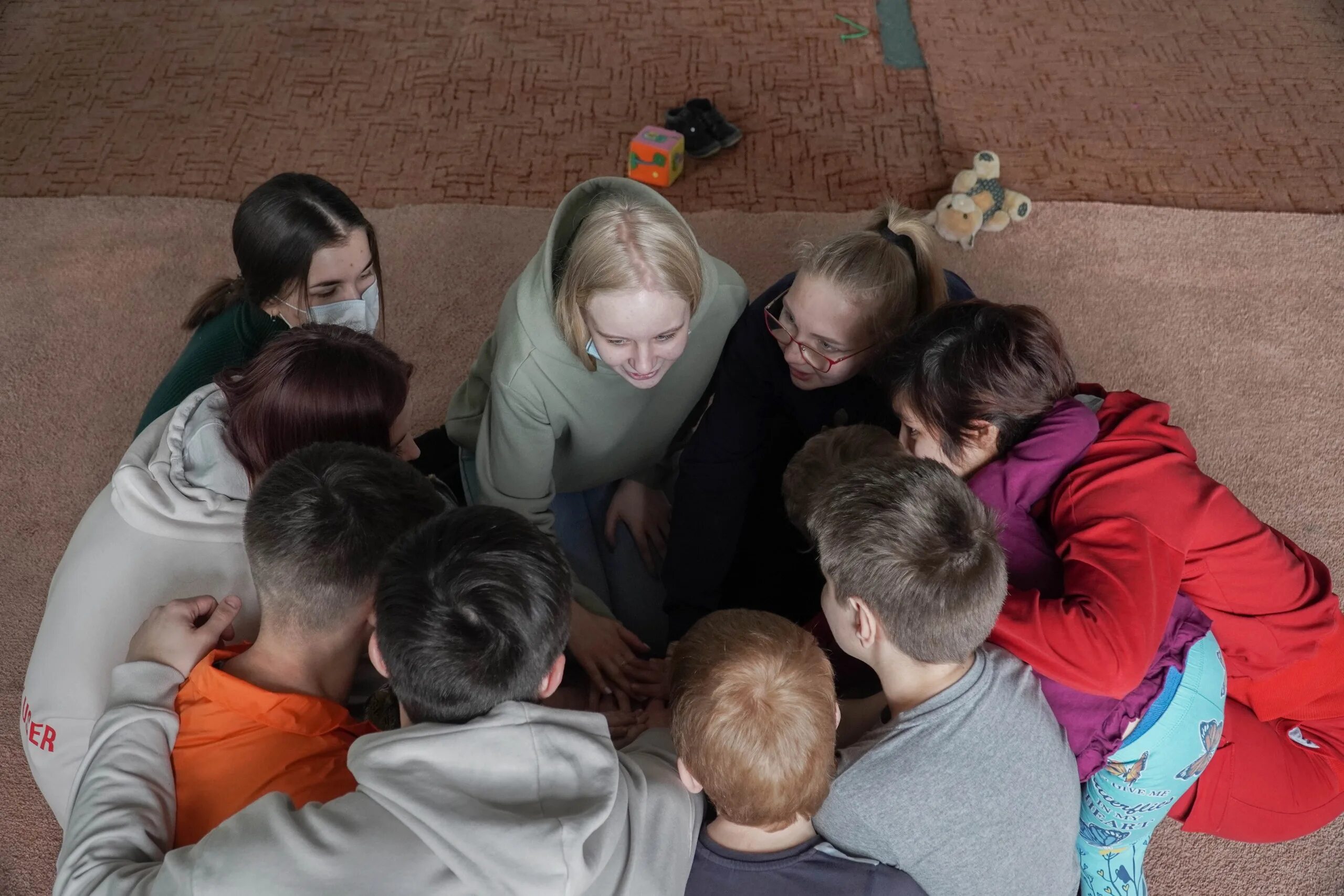 Российская семья. Российские дети. Сироты донбасса. Дети в детском доме из донбасса. Самолет с сиротами из донбасса.