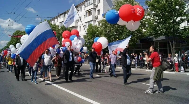 1 мая праздник сейчас. Первомай в Симферополе. Праздничное шествие. Первомайская демонстрация. Празднование 1 мая.