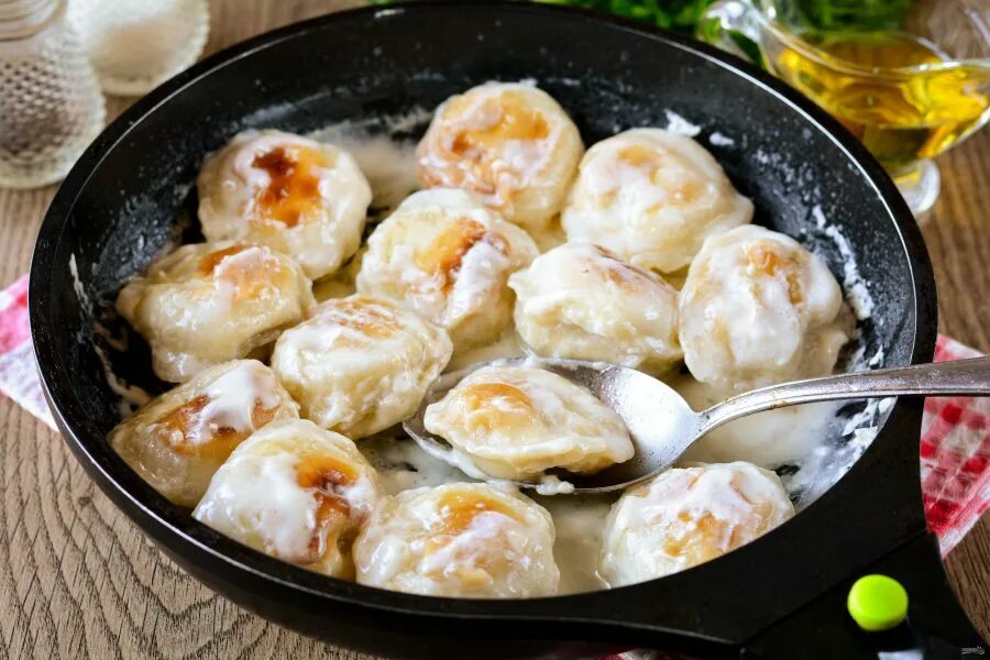 Жареные пельмени со сметаной