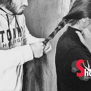 Он был причесан и одет