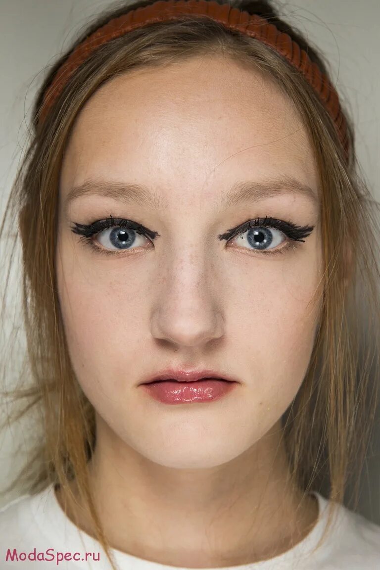 макияж с маленькими глазами. макияж глаз. макияж для маленьких глаз. красивые девушки с маленькими глазами. белла хадид лицо крупным планом.