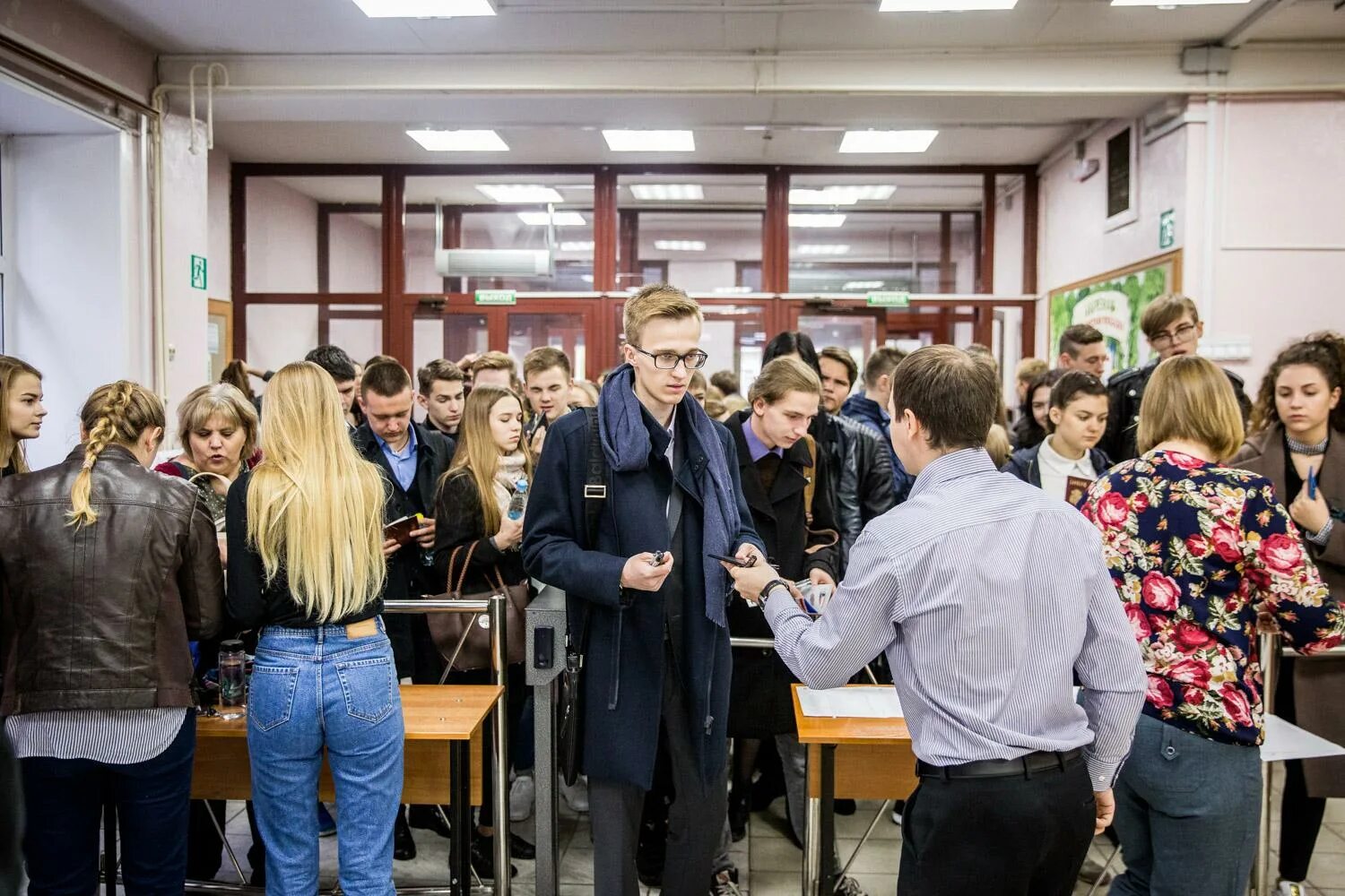 Новости о терроризме в новосибирске. Стрельба в школах новосибирск. Стрельба в школах новосибирск. Полицейский покончил с собой. Стрельба в школах новосибирск.