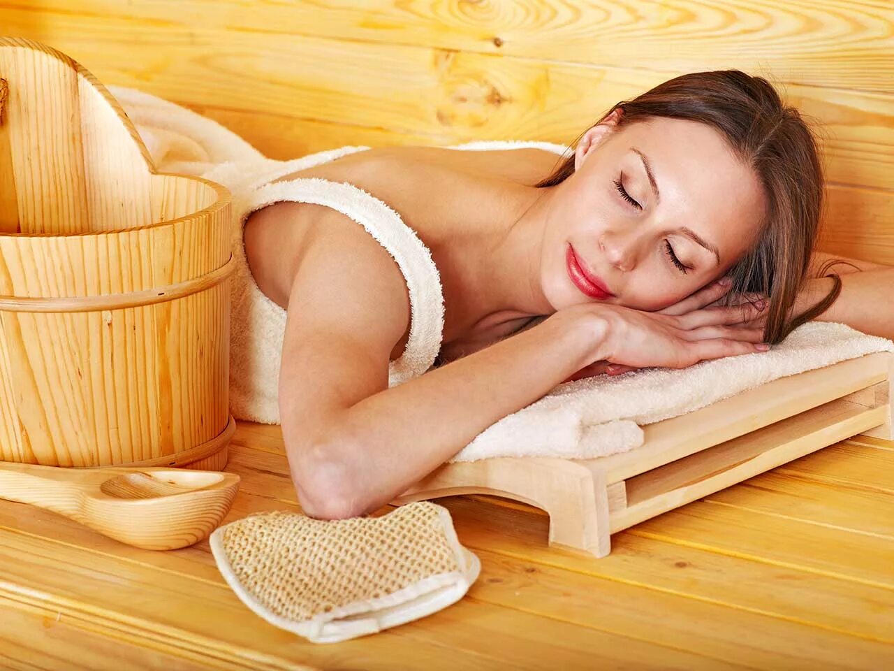 Красивые женщины в бане. Красивые девушки в бане. Париться для здоровья. Веник для бани. Спа баня.