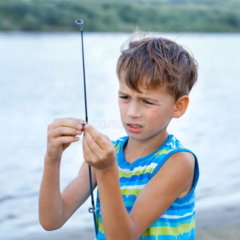 Ловят подростков. Мальчик Рыбак. Мальчишки на рыбалке. Мальчик Рыбак фотосессия. Модель с удочкой.