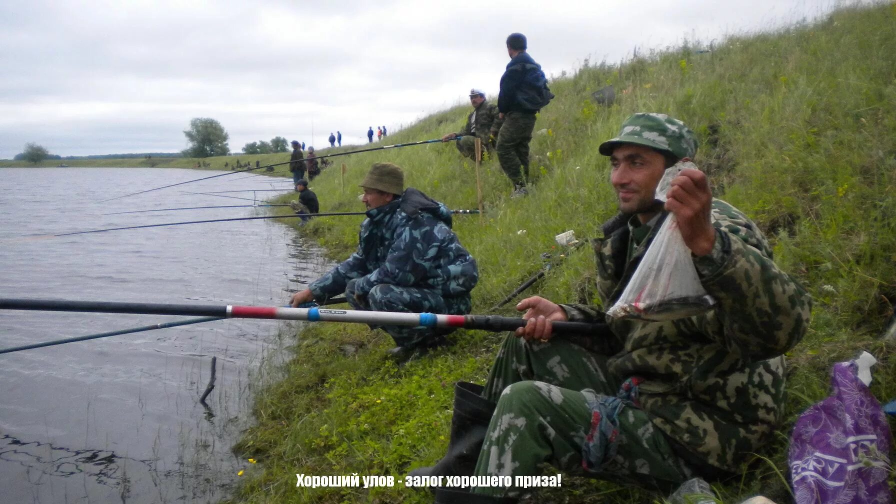 Рыбак рыбака видит издалека. Рыбак рыбка видит из далека. Рыбак рыбака. Пословица Рыбак рыбака видит издалека.