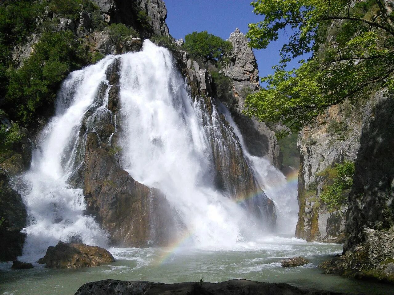 Водопад летящая вода