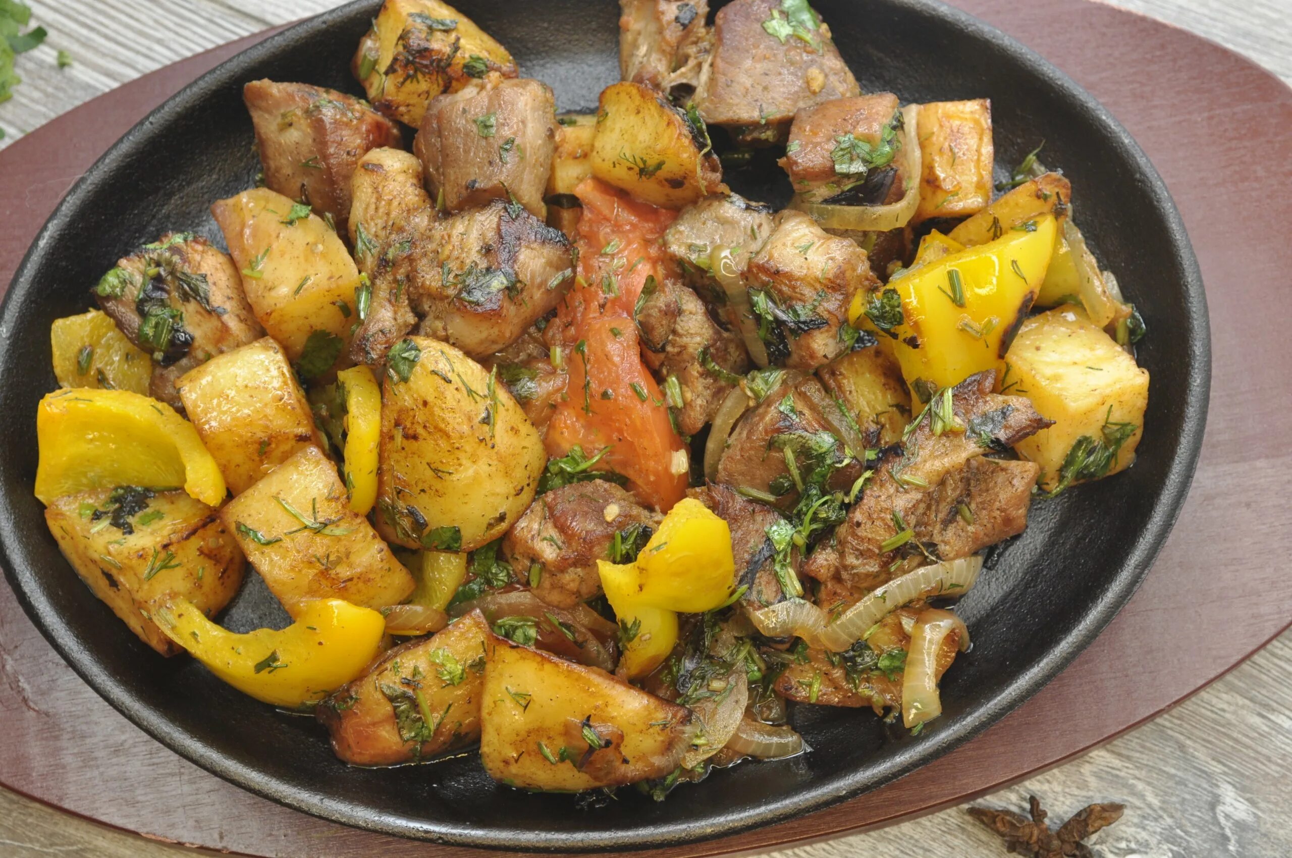 Жаркое по-домашнему из свинины с картофелем. Жаркое по-домашнему из свинины с картофелем в казане. Жаркое из свинины с картошкой на сковороде. Жаркое по домашнему с говядиной. Классический рецепт жаркого из свинины с картошкой.