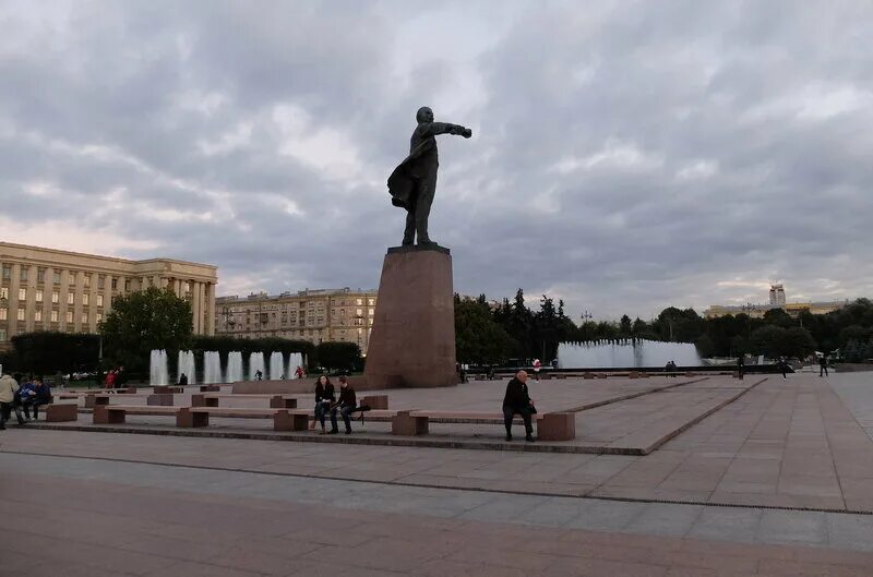 Пл ленина спб. Памятник Ленину на Московской площади Аникушин. Памятник Ленину на Московском проспекте в Санкт-Петербурге. Памятник Ленину на площади Ленина СПБ. Памятник Ленину в Питере на Московском проспекте.