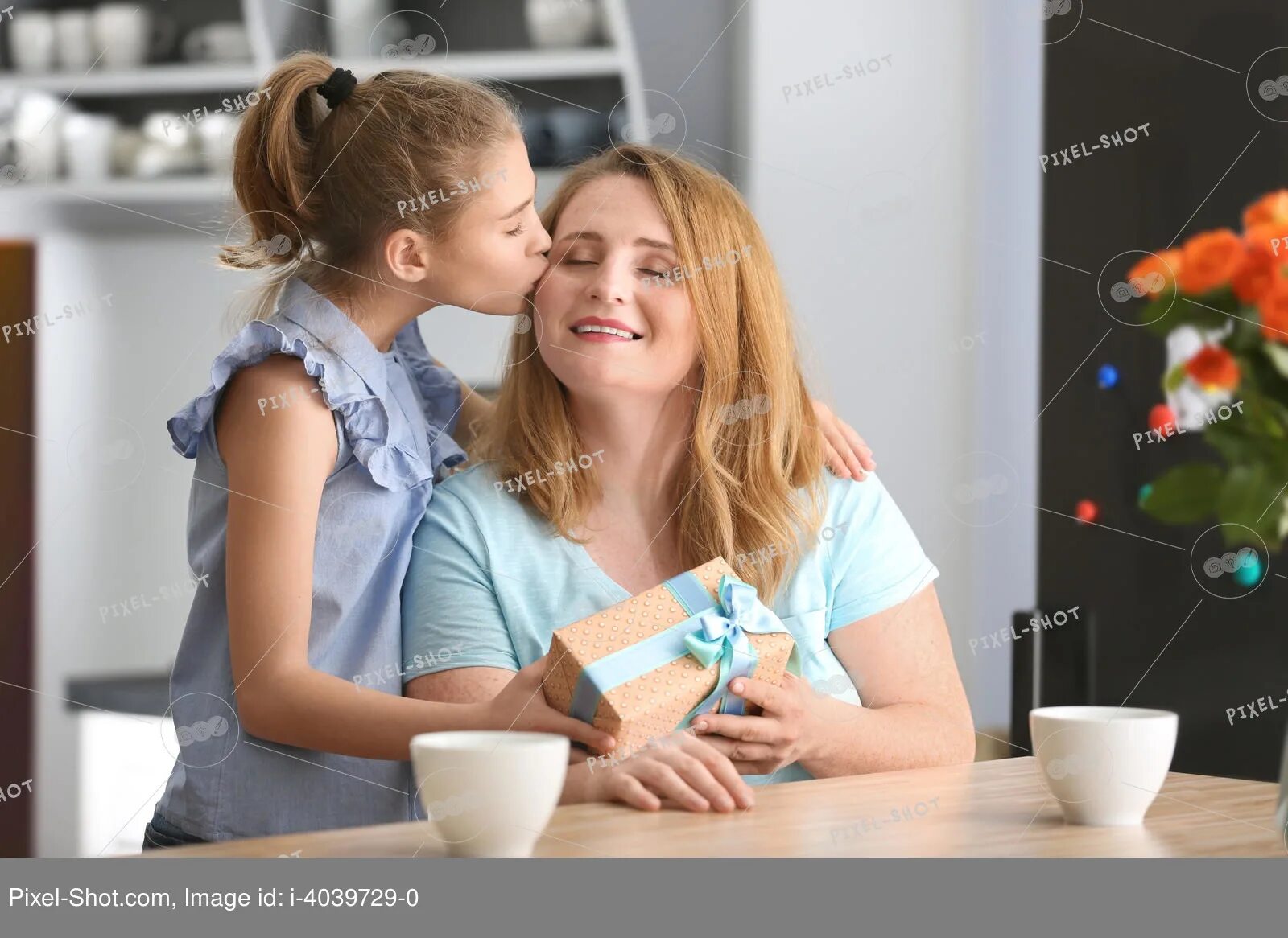 Девушка дарит подарок маме. A mother presents a Cake to her child.